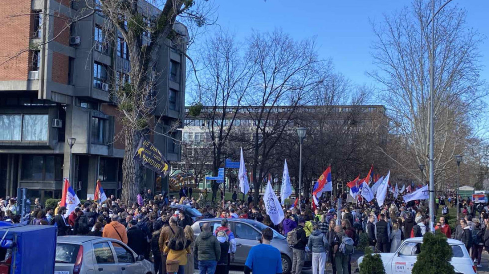 (FOTO/VIDEO) Studenti koji pešače iz Novog Sada na beogradski protest stigli u Staru Pazovu, dočekani uz vatromet