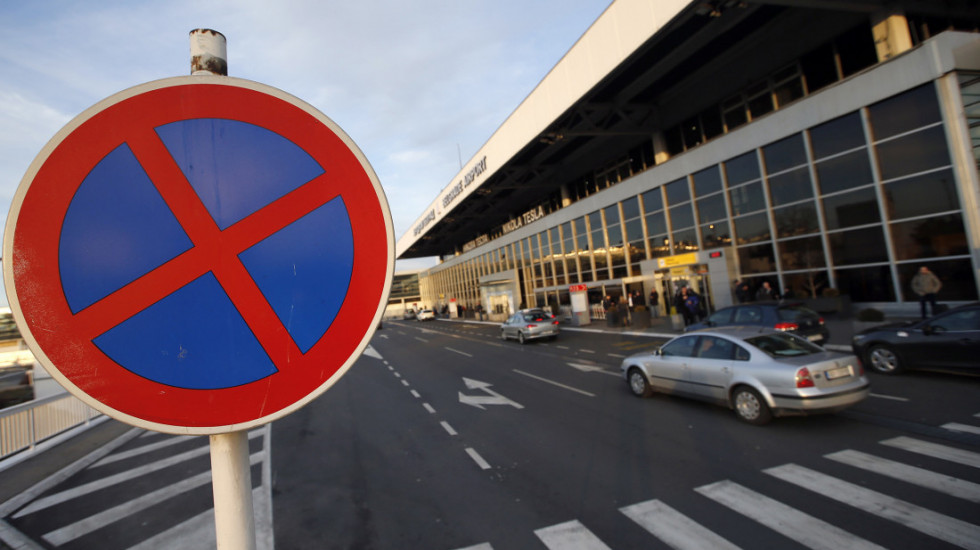 Pokušao da podmiti graničare na beogradskom aerodromu: Uhapšen muškarac (27)