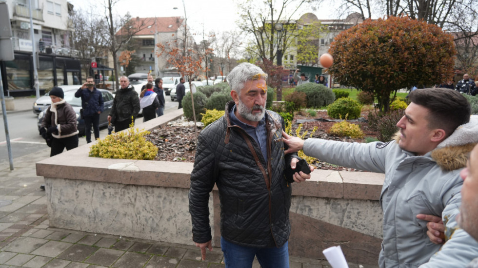 (FOTO) Građani Obrenovca gađali jajima opštinu i zaposlene, privedeno pet osoba