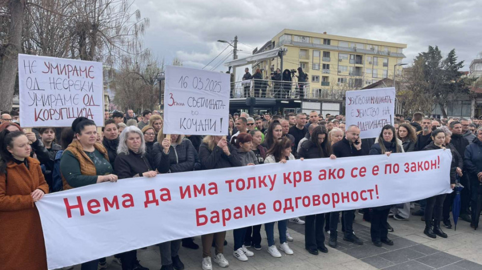 (FOTO/VIDEO) Održan protest građana u Kočanima, zatražena odgovornost za tragediju u diskoteci