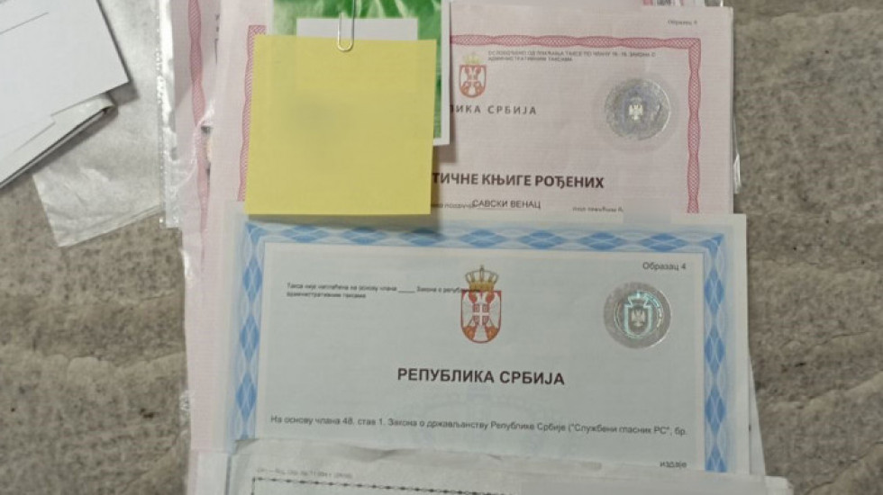(FOTO) Sedmočlana kriminalna grupa falsifikovala diplome, svedočanstva i uverenja, prodavala ih od 300 do 1.500 evra