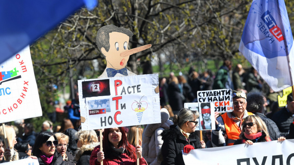 (FOTO/VIDEO) "Ne možete da nas ignorišete": Protest prosvetara iz Pulsa ispred RTS i Ministarstva, uz podršku studenata
