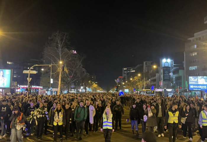 (FOTO) Studenti i građani u Novom Sadu u tišini odali poštu mladiću (18), 16. žrtvi pada nadstrešnice