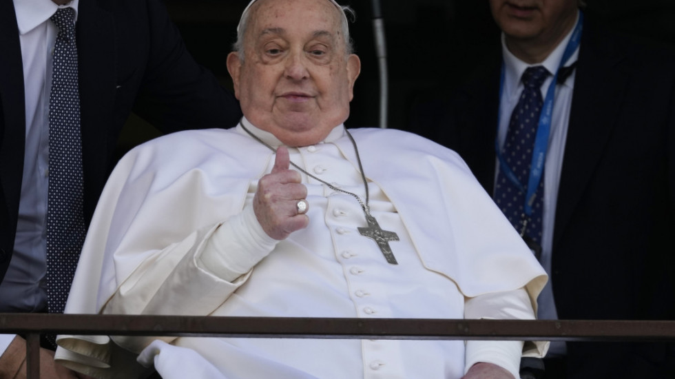 (FOTO) Papa Franja izašao iz bolnice, prvi put pred vernicima posle šest nedelja