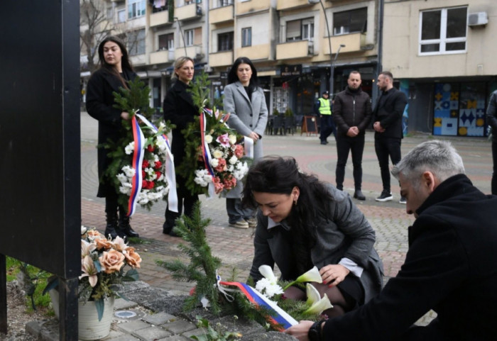 (FOTO) U Kosovskoj Mitrovici i Leposaviću odata počast žrtvama NATO agresije