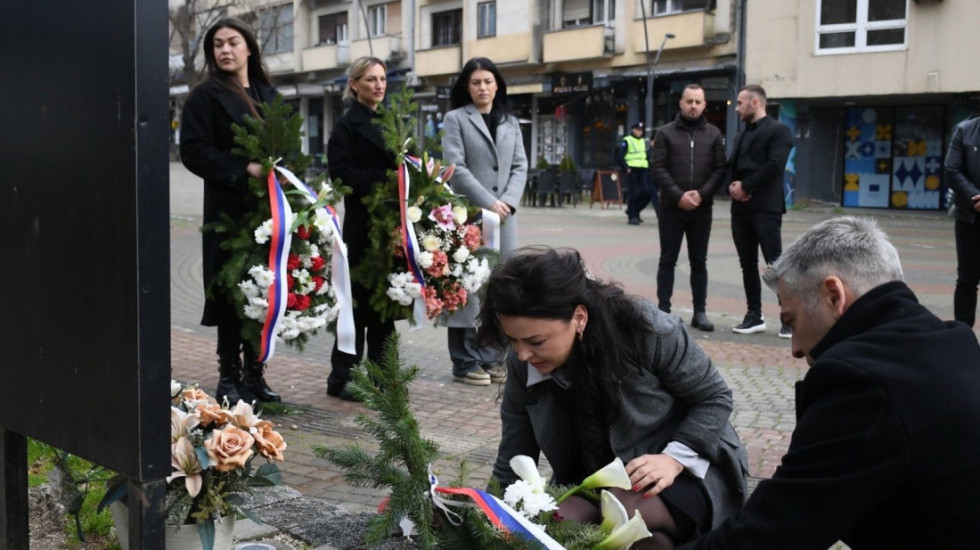 (FOTO) U Kosovskoj Mitrovici i Leposaviću odata počast žrtvama NATO agresije