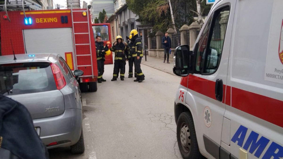 (FOTO) Pet osoba, među kojima trudnica i dete, spaseno iz požara u zgradi u Kragujevcu