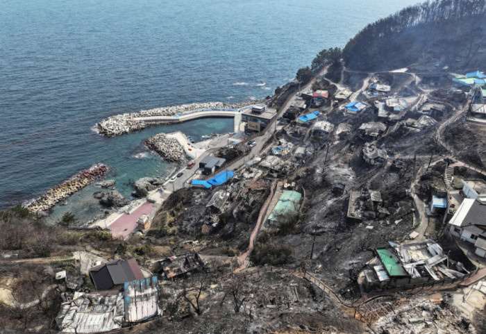 Broj poginulih u požarima u Južnoj Koreji porastao na 27, oštećeno oko 2.500 kuća