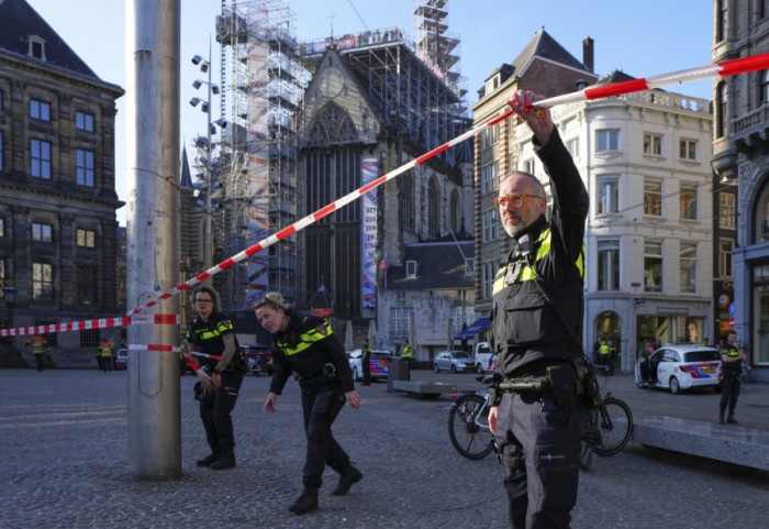 (FOTO) Najmanje petoro izbodeno na centralnom trgu u Amsterdamu, napadač ubrzo uhapšen