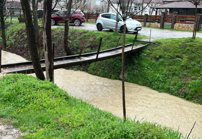 (VIDEO) Odbrana od poplava u Lučanima i Loznici: Nadležni u pripravnosti, situacija trenutno pod kontrolom