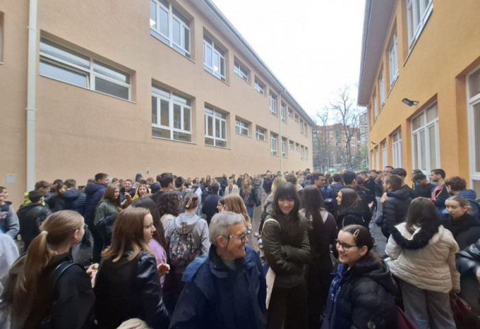 (VIDEO) Skup roditelja učenika Devete gimnazije u blokadi: "Direktorka pretila đacima tužbom zbog buke"