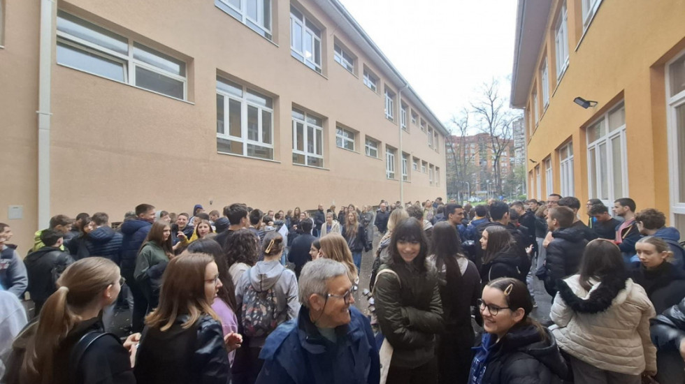 (VIDEO) Skup roditelja učenika Devete gimnazije u blokadi: "Direktorka pretila đacima tužbom zbog buke"