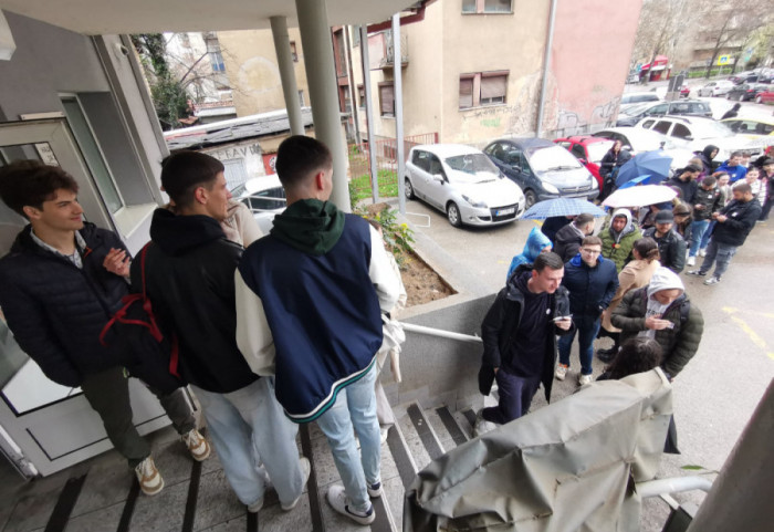 Akcija niških studenata u Nacionalnoj službi za zapošljavanje: "Da li je za posao potrebna partijska knjižica"