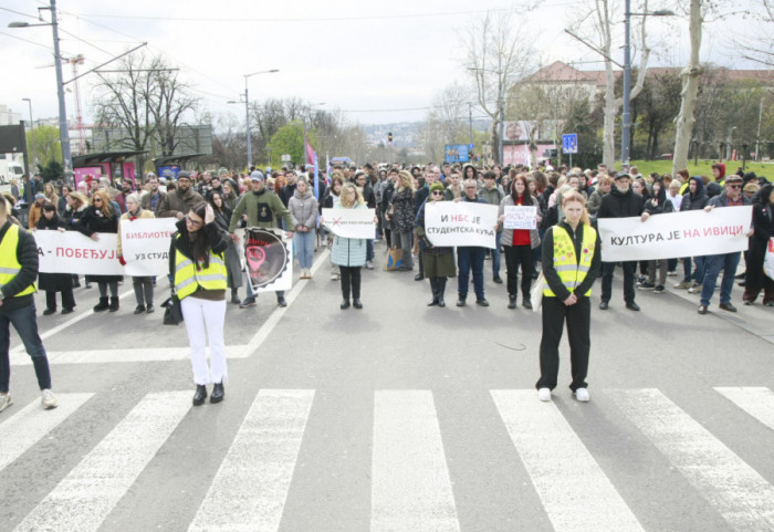 (FOTO) Studenti FPN i građani održali 16 minuta tišine, a zatim 16 minuta buke ispred Hrama Svetog Save
