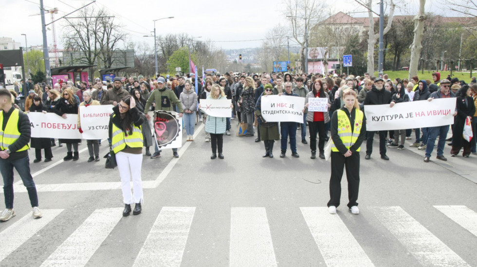 (FOTO) Studenti FPN i građani održali 16 minuta tišine, a zatim 16 minuta buke ispred Hrama Svetog Save
