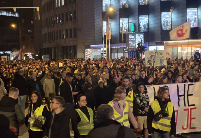 (FOTO/VIDEO) Protest u Novom Sadu zbog napada na studente, na ulice u znak podrške izašli Beograđani i Kragujevčani