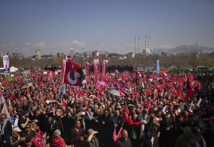 (FOTO) Stotine hiljada ljudi na protestu u Istanbulu, na skupu pročitano pismo Imamoglua