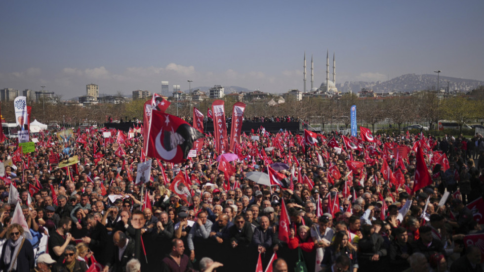 (FOTO) Stotine hiljada ljudi na protestu u Istanbulu, na skupu pročitano pismo Imamoglua
