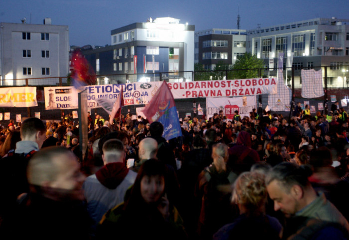 (FOTO/VIDEO) Održan šestočasovni protest ispred Informera: Skup studenata i građana protekao bez incidenata
