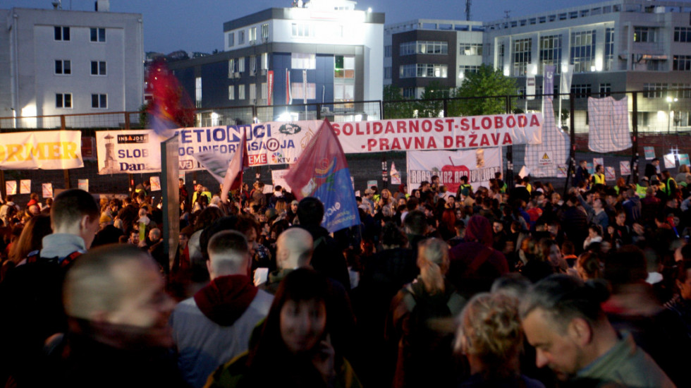 (FOTO/VIDEO) Održan šestočasovni protest ispred Informera: Skup studenata i građana protekao bez incidenata