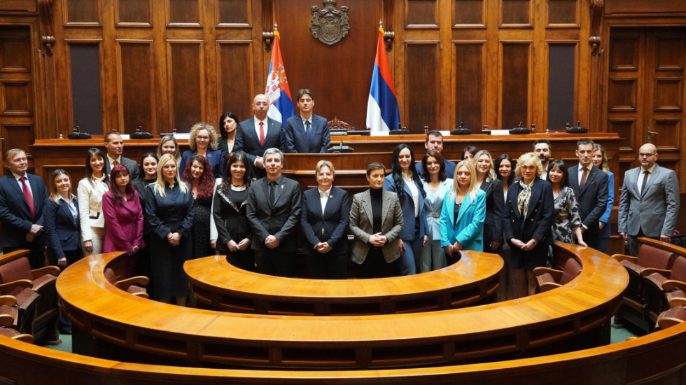 (FOTO) Novoizabrani tužioci položili zakletvu u Skupštini pred Zagorkom Dolovac i Anom Brnabić