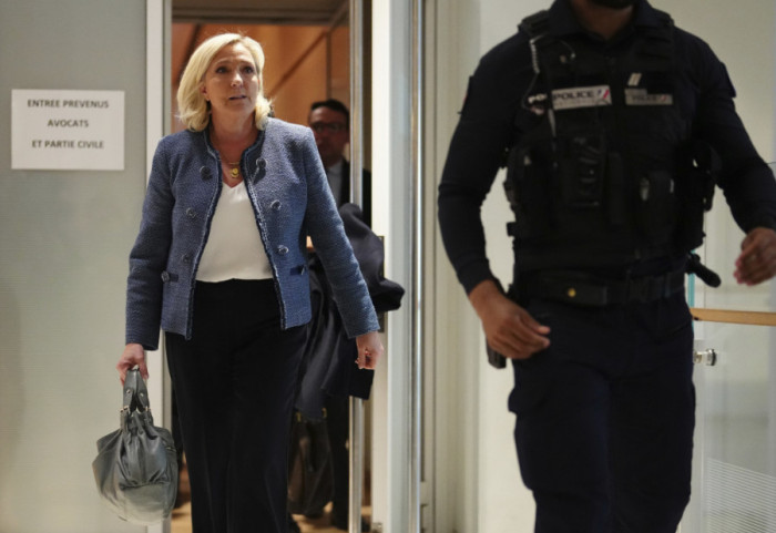(FOTO) Marin Le Pen proglašena krivom - zabranjeno joj da se kandiduje na predsedničkim izborima 2027.