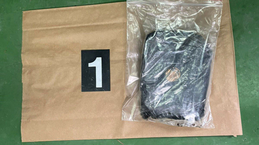 (FOTO) Zaplena na prelazu Gradina: Kod švedskih državljana pronađeni hašiš, marihuana i psihoaktivne supstance