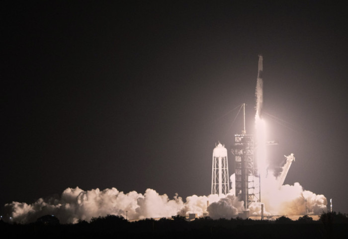 (FOTO/VIDEO) Iznajmili let u orbitu preko Severnog i Južnog pola: Četvoro avanturista u vožnji SpaceX raketom