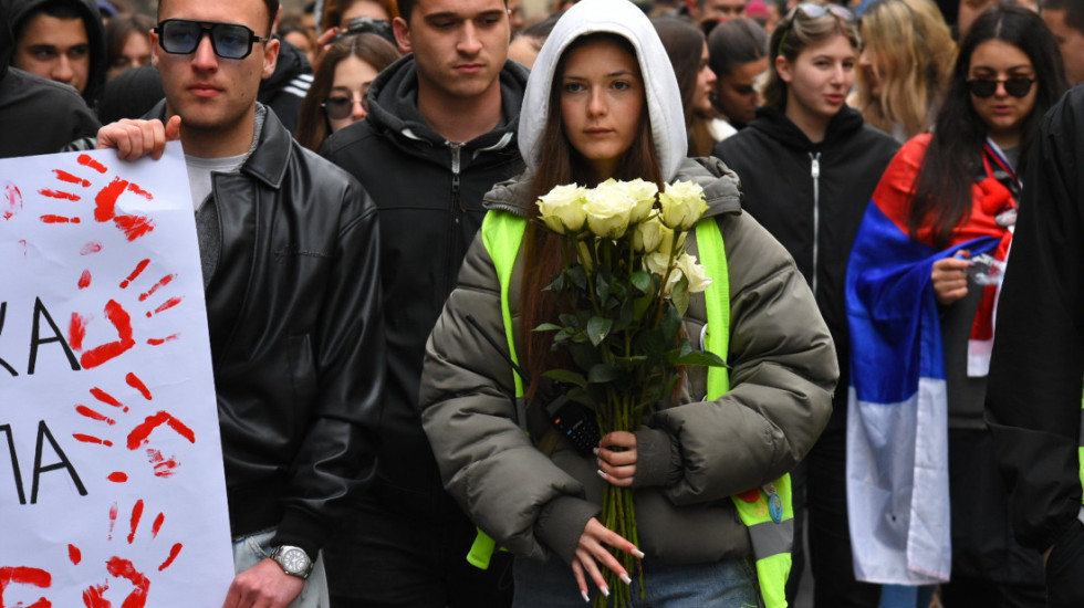 (FOTO) Pet meseci od pada nadstrešnice u Novom Sadu, komemorativni skupovi širom Srbije