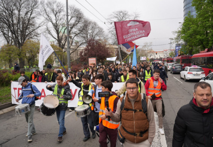 (VIDEO) Učenici pešače do Novog Sada na veliki protest srednjoškolaca, spavaju u Inđiji