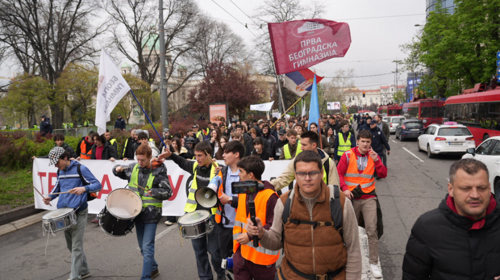 (VIDEO) Učenici pešače do Novog Sada na veliki protest srednjoškolaca, spavaju u Inđiji