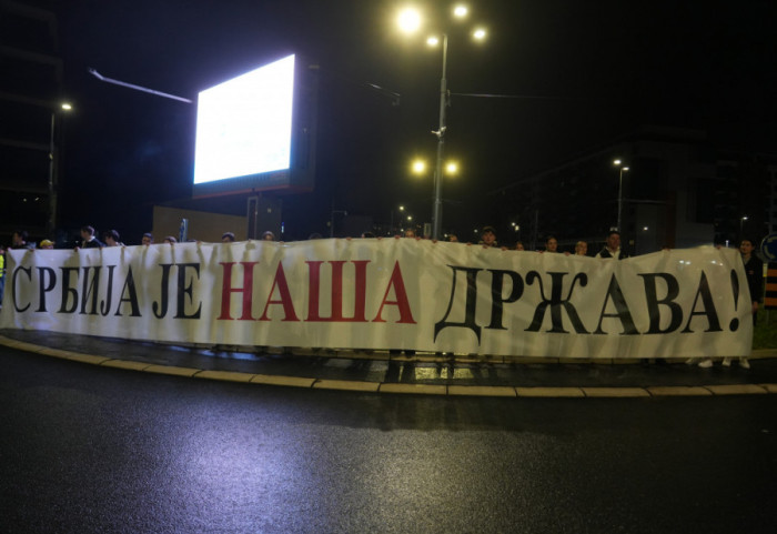 (FOTO) Studenti blokirali Trošarinu u Beogradu na dva sata, podržali ih građani i bajkeri