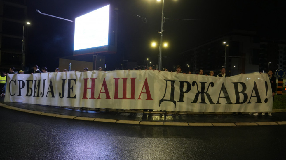 (FOTO) Studenti blokirali Trošarinu u Beogradu na dva sata, podržali ih građani i bajkeri