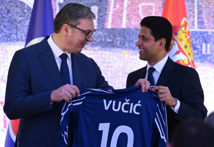 (FOTO) Vučić priredio svečani ručak za delegate UEFA: Dres PSŽ na poklon, među gostima Figo, Savićević...