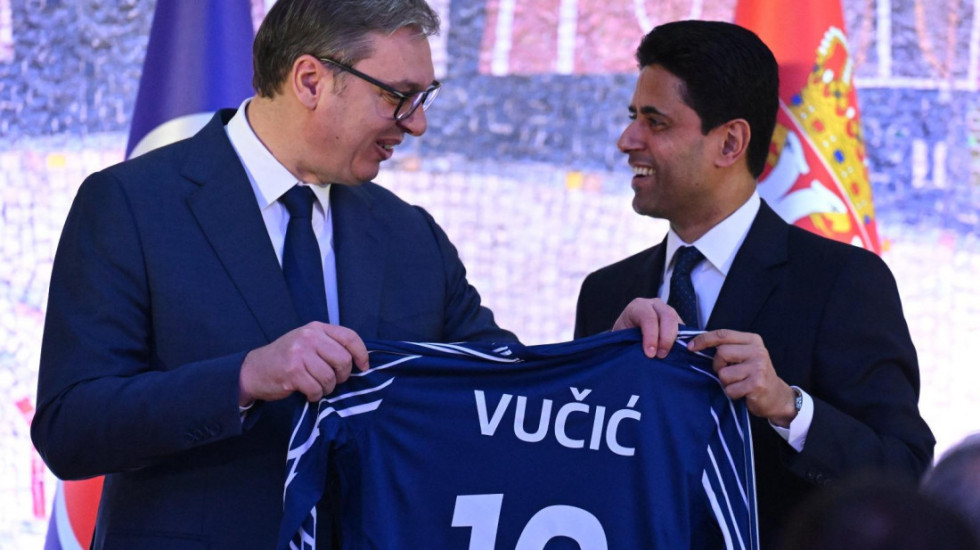 (FOTO) Vučić priredio svečani ručak za delegate UEFA: Dres PSŽ na poklon, među gostima Figo, Savićević...
