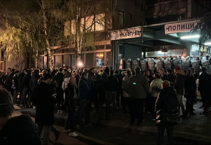 (FOTO/VIDEO) Protest građana ispred policijske stanice na Novom Beogradu zbog hapšenja dve osobe: Određen im pritvor