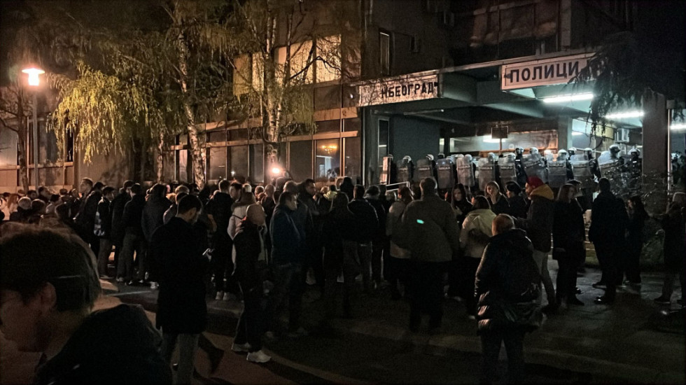 (FOTO/VIDEO) Protest građana ispred policijske stanice na Novom Beogradu zbog hapšenja dve osobe: Određen im pritvor