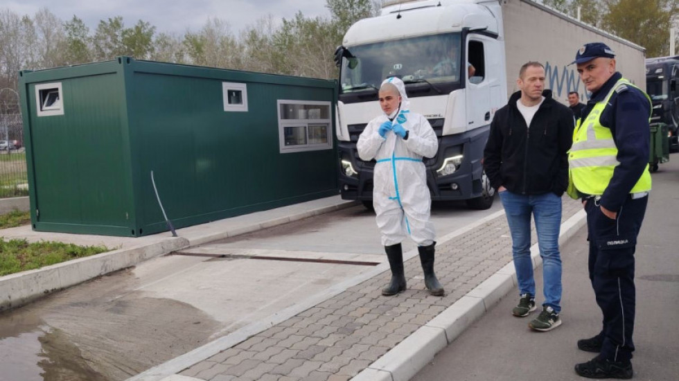 Postavljene dezobarijere na Horgošu u cilju sprečavanja unošenja bolesti slinavke i šapa u Srbiju