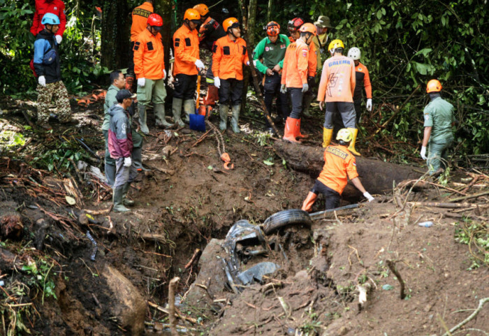 (FOTO) Deset osoba poginulo u dva vozila pogođena klizištem na indonežanskom ostrvu Java