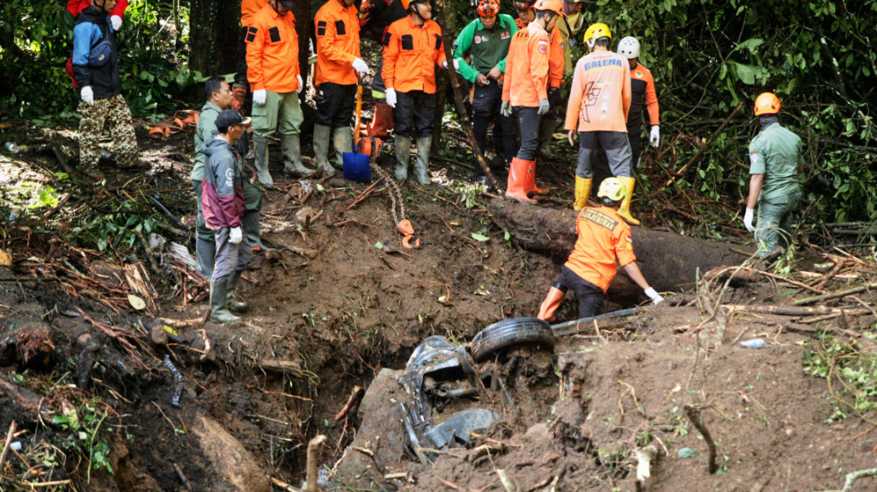 (FOTO) Deset osoba poginulo u dva vozila pogođena klizištem na indonežanskom ostrvu Java