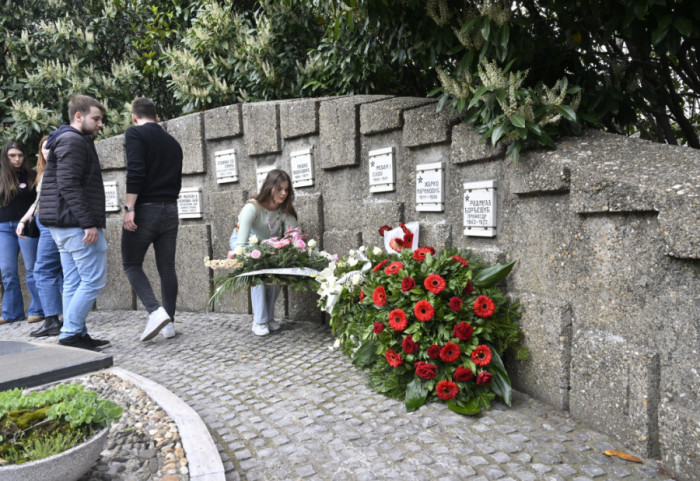 (FOTO/VIDEO) Završena akcija za Dan studenata: Položeni venci na grob Žarka Marinovića