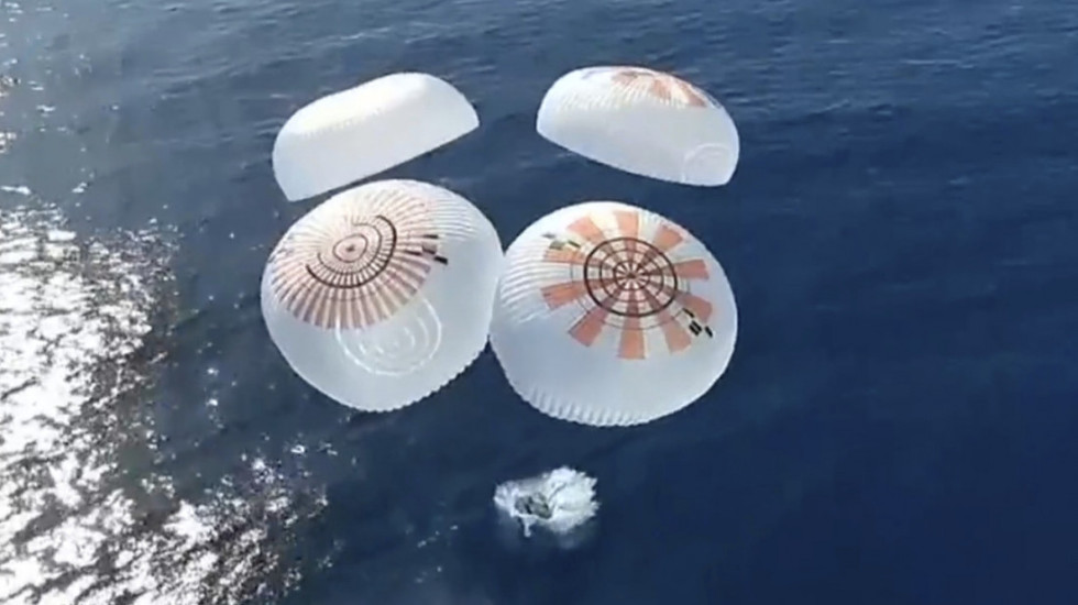 (FOTO/VIDEO) Astronauti kompanije Spejs Iks sleteli na Zemlju nakon misije orbitiranja oko polova