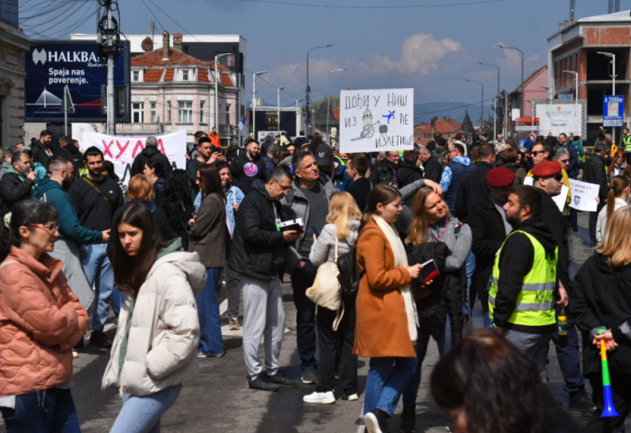 "Akcija 555": U Nišu završena blokada mostova, građani krenuli u šetnju