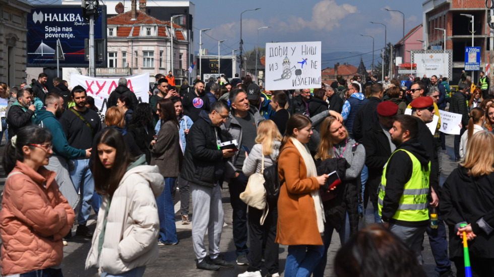 "Akcija 555": U Nišu završena blokada mostova, građani krenuli u šetnju