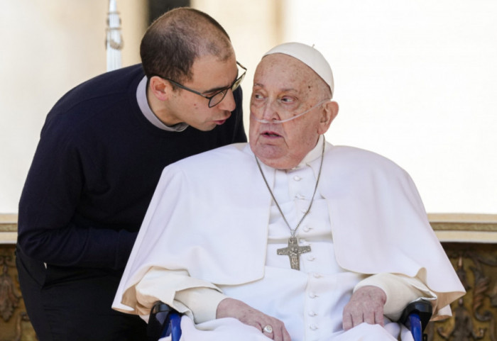 Vatikan: Papa pokazuje postepeno poboljšanje, smanjena potreba za terapijom kiseonikom