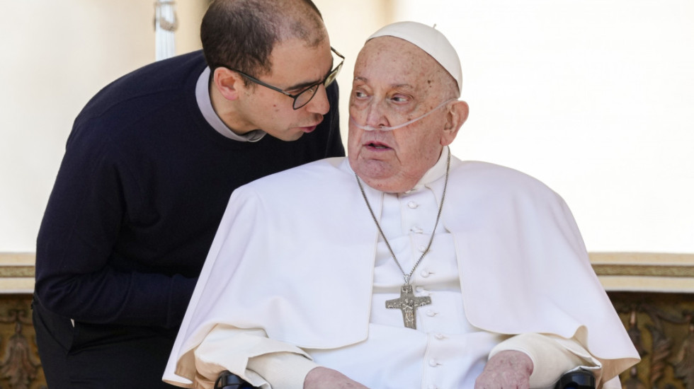 Vatikan: Papa pokazuje postepeno poboljšanje, smanjena potreba za terapijom kiseonikom