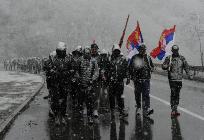 (FOTO/VIDEO) Srbi sa KiM, koji pešače do Beograda, stigli do Ušća nadomak Kraljeva