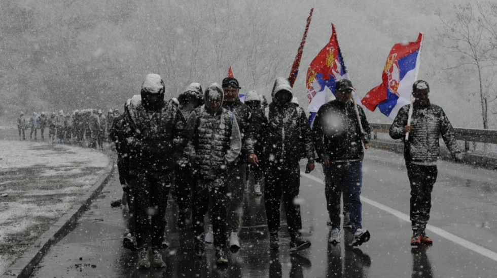 (FOTO/VIDEO) Srbi sa KiM, koji pešače do Beograda, stigli do Ušća nadomak Kraljeva