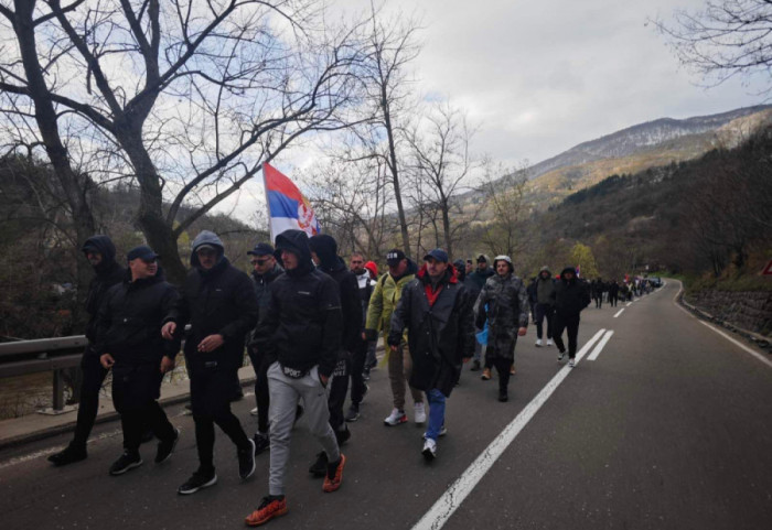 (FOTO) Srbi iz KiM koji pešače ka Beogradu nastavili put, u Kraljevu se očekuju popodne