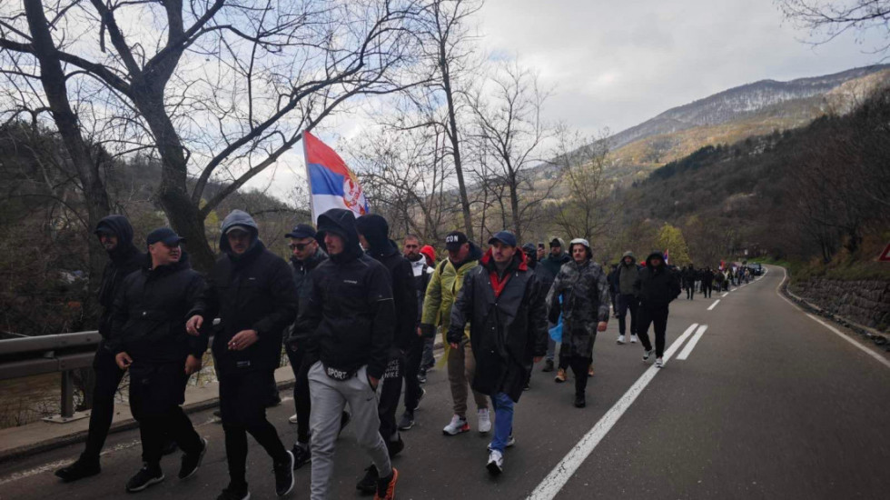 (FOTO) Srbi iz KiM koji pešače ka Beogradu nastavili put, u Kraljevu se očekuju popodne